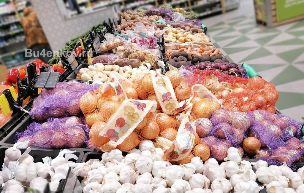 Основа нашей кухни - всегда доступные картофель, корнеплоды и некоторые овощи. Продукты в магазине