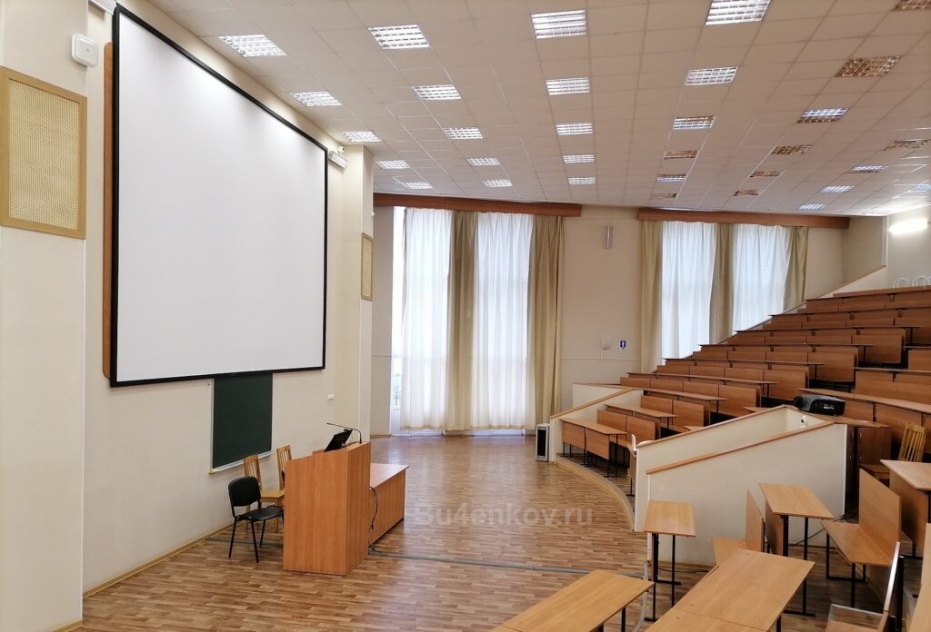 Учебная аудитория в известном институте Петербурге Конференц зал в институте.