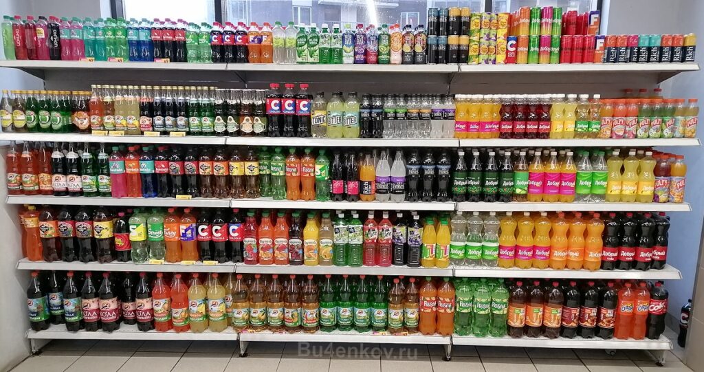 Прилавок с газированными напитками Фабричные соки и напитки